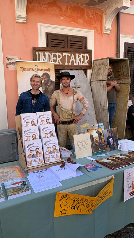 Area di esposizione delle pubblicazioni con Marcello Vicini e 'Trinità'