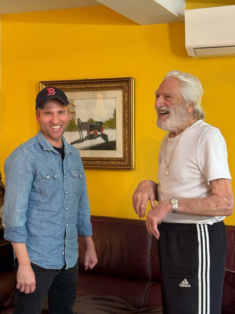 Due uomini in piedi ridono e si divertono 